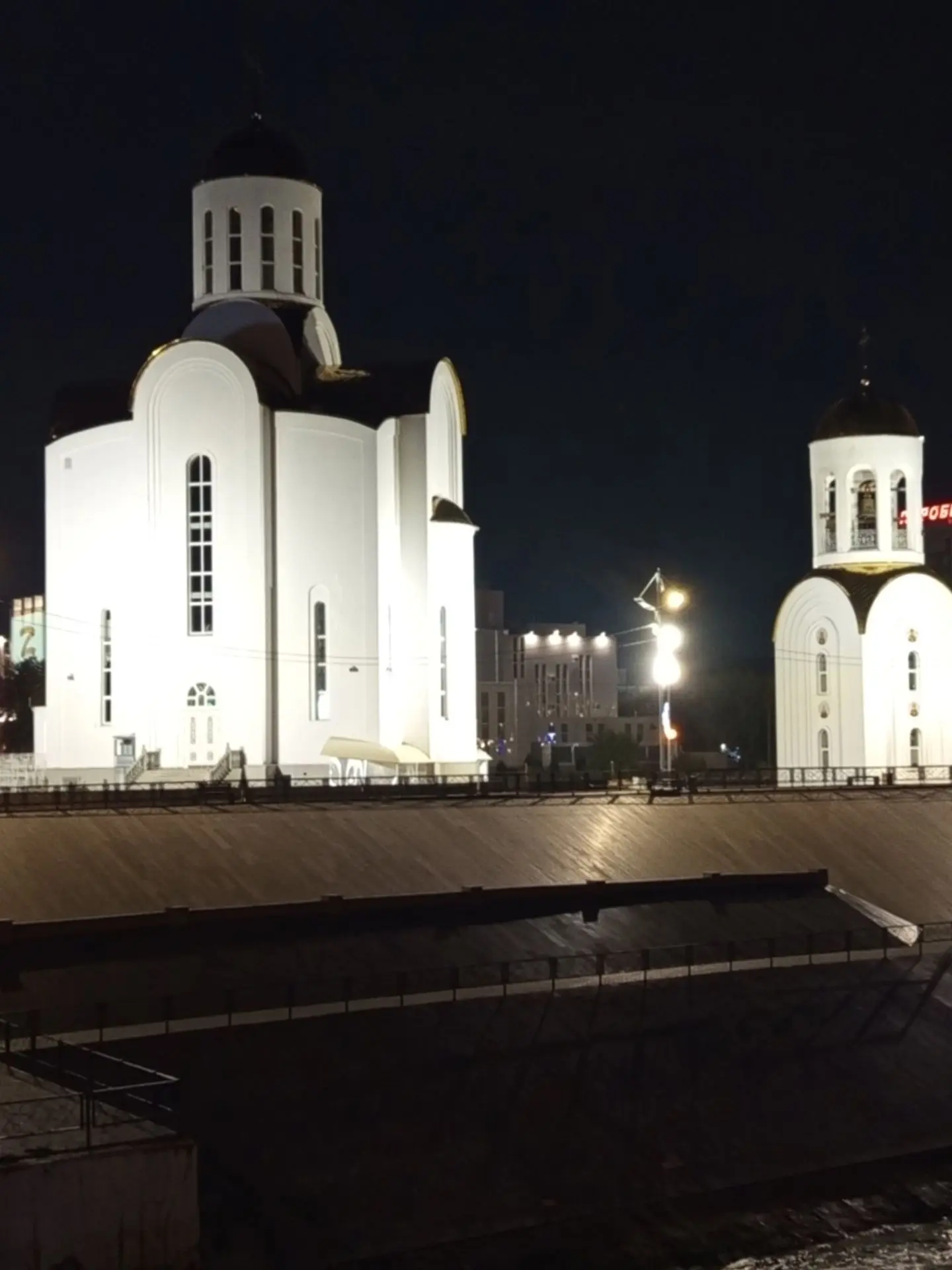 Раннее утро в городе.