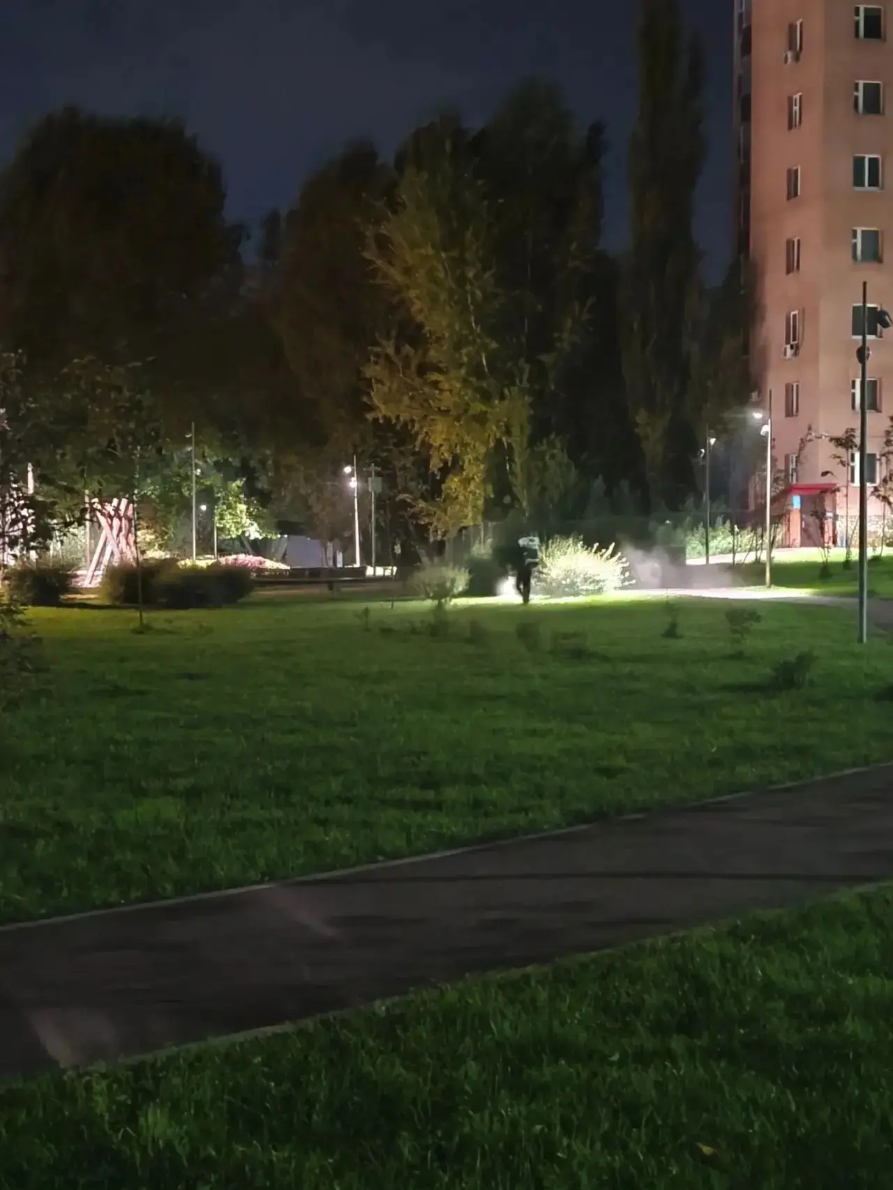 🌿 В Калининском районе проходит обработка скверов и парков от клещей! 🌿