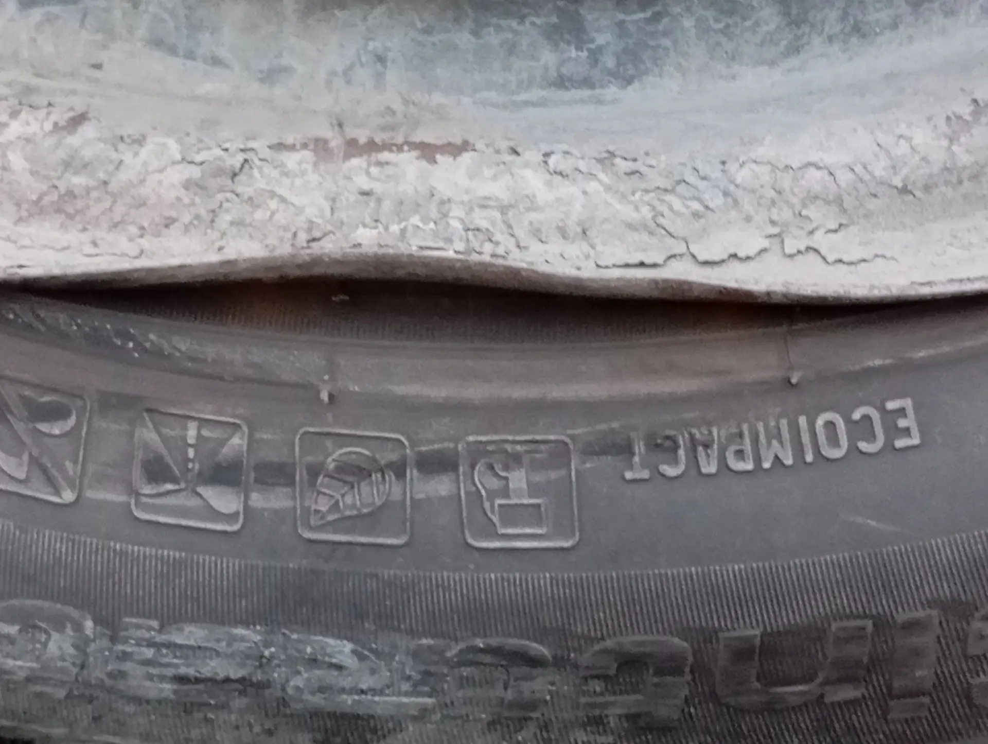 🤬🤬Три глубоких ямы между заправкой Лукойл и Пластмассом, хотя только месяц назад так ...