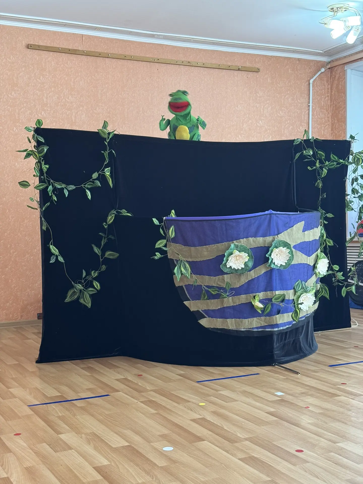 🎉 Волшебный день в нашем детском саду! 🎉

К нам в гости приезжал театр «Сундучок» со спектаклем «Ж