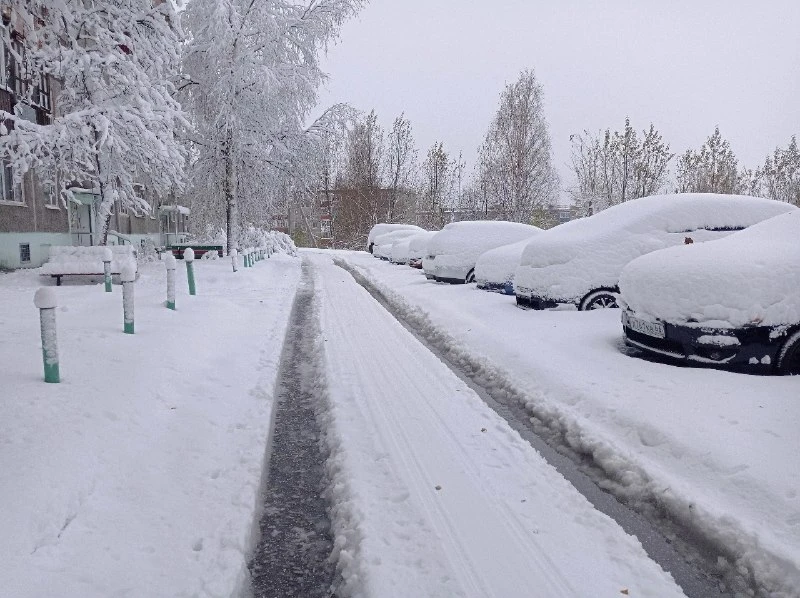 ❄️ В Качканаре, расположенном в Свердловской области, 3 октября 2026 года выпал снег. 🌨️
