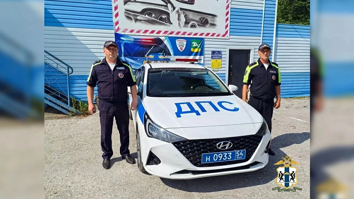 🚨 В Сибири полицейские за 10 минут спасли зажатого под фурой водителя.