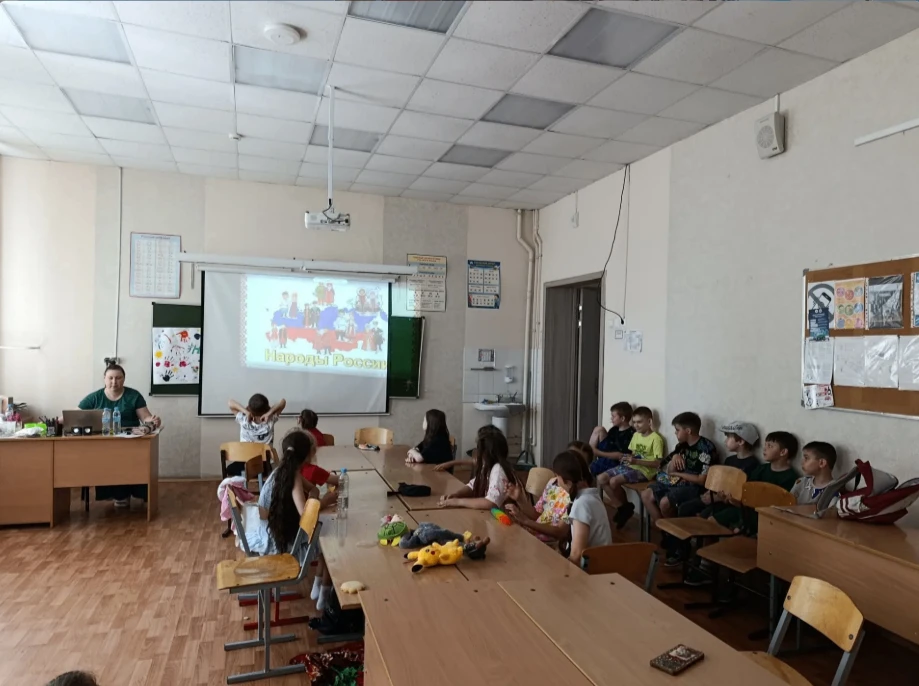Лето в школе № 97: от единства народов до творчества!
  В нашем летнем пришкольном лагере под руково