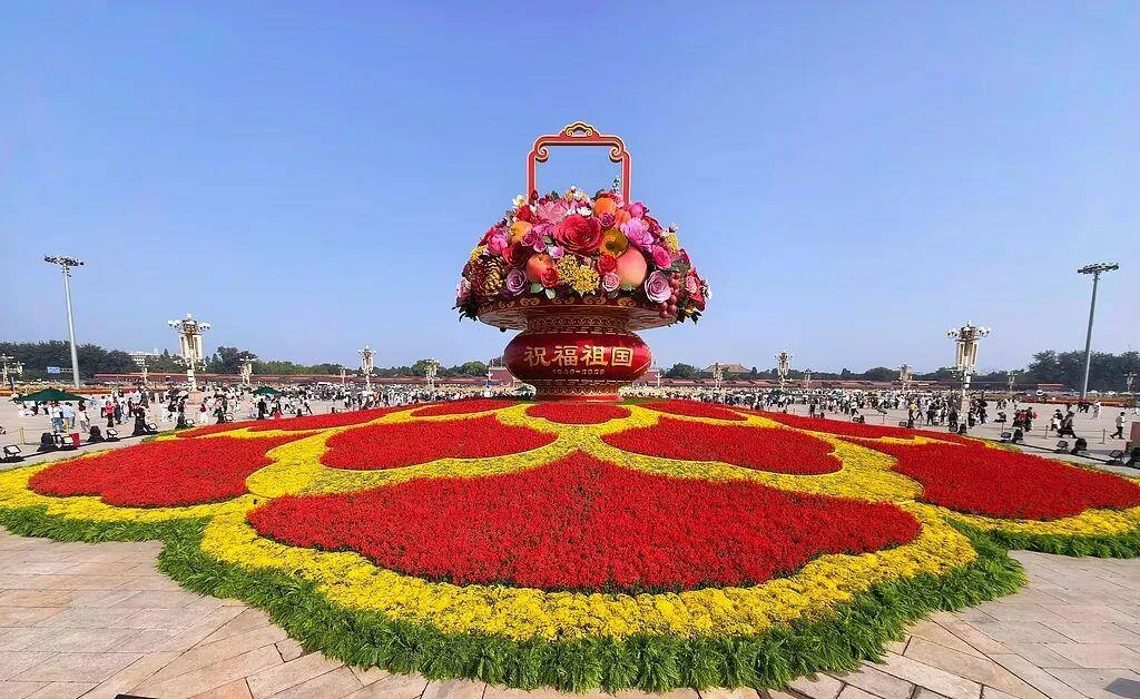 🇨🇳💐 Ко Дню образования КНР на главном проспекте Чанъаньцзе в Пекине установили десят...