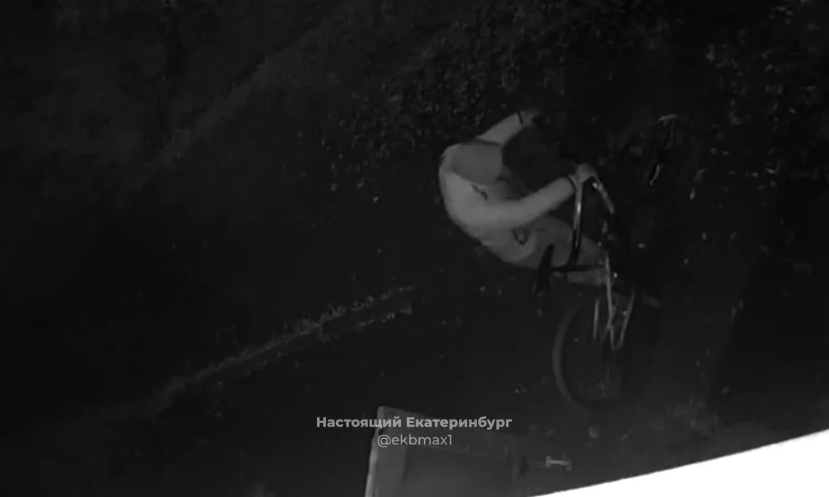Ночью из подъезда дома по адресу переулок Обходной, 33 украли велосипед. На фото - неиз...