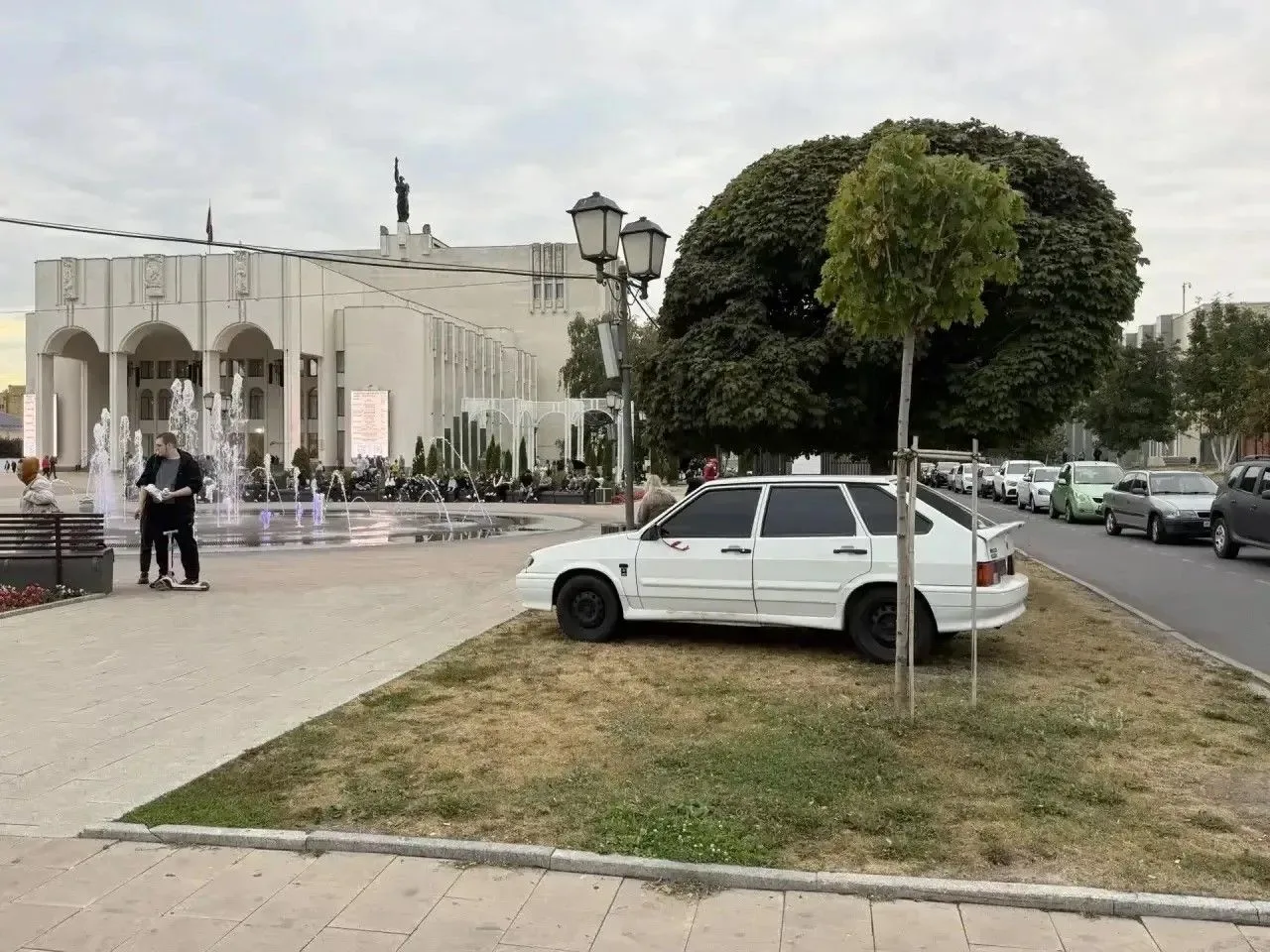 🚗 Припарковался на газоне, снял номера и ушел гулять. Полиция нашла нарушителя за час