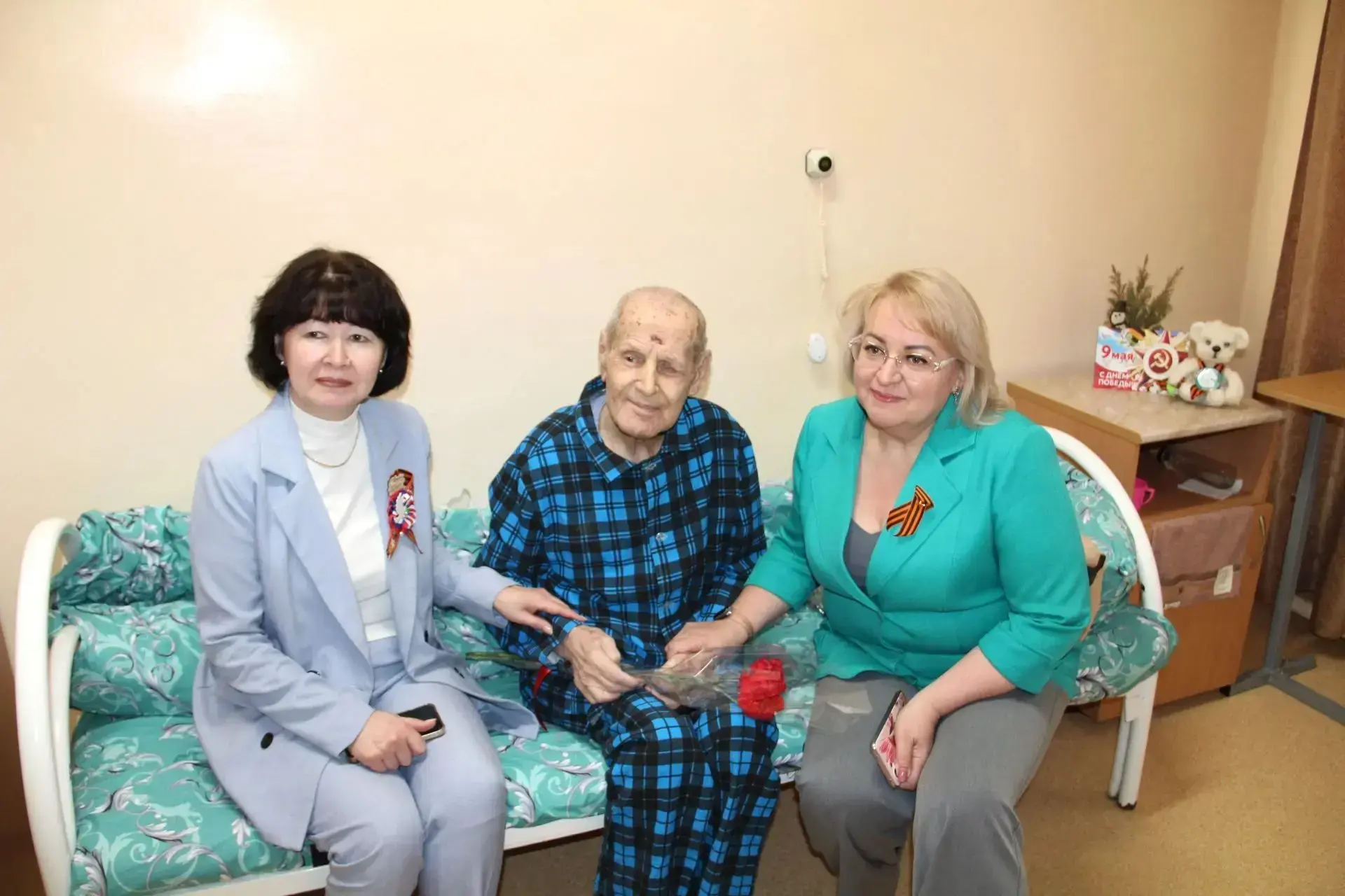 Ветераны, проживающие в учреждениях социального обслуживания, принимают поздравления  В преддверии Д