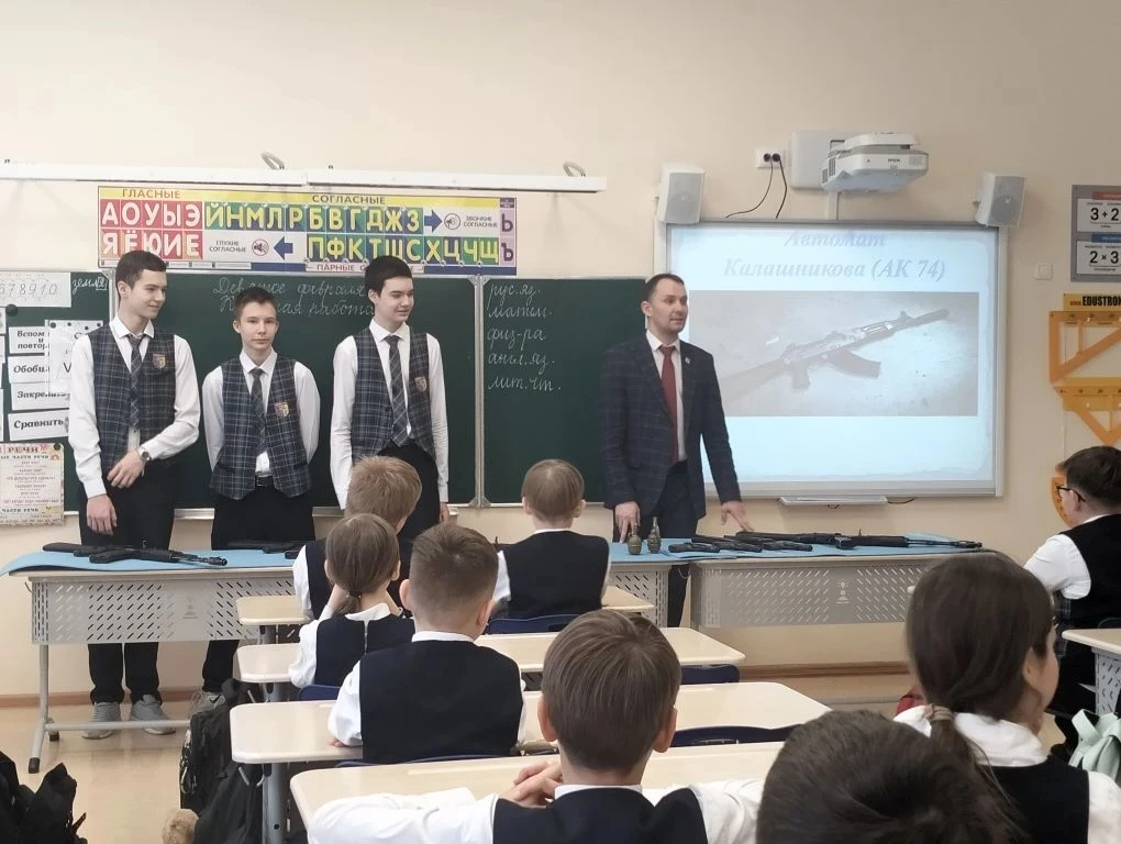 Сегодня в преддверии недели гражданско-патриотического воспитания учеников начальной школы посетили 
