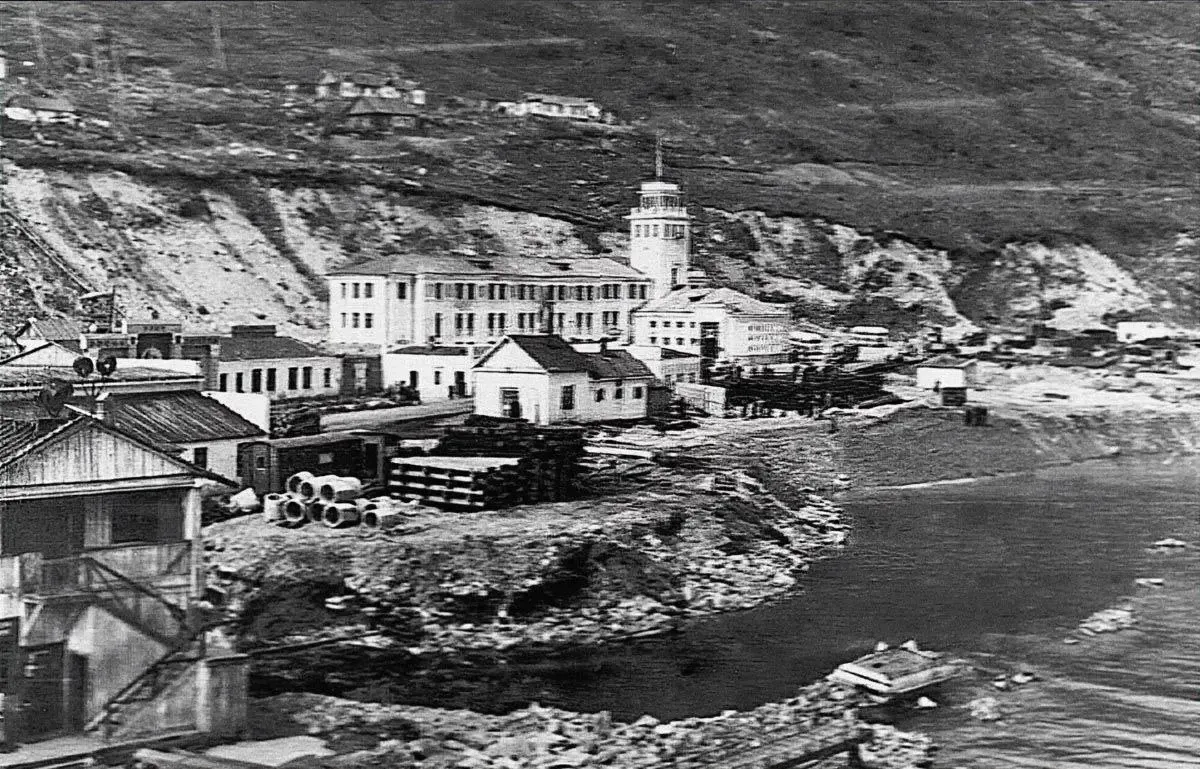 Магадан. Морской торговый порт. 1950-е годы. На склоне сопки видны строения посёлка Бер...