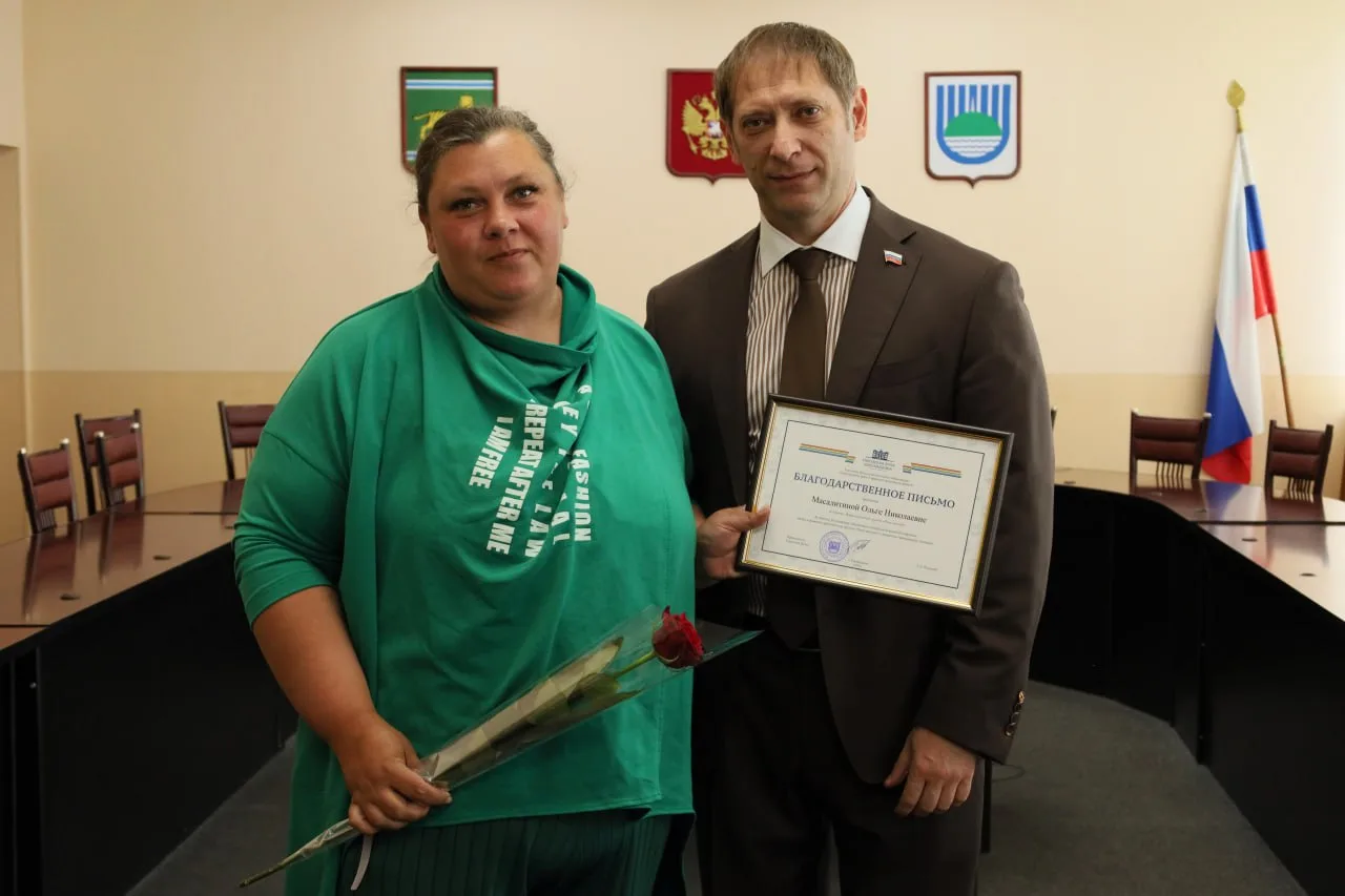 🤝 Благодарность волонтерам и матери героя СВО вручили в Биробиджане

В преддверии Дня России замест