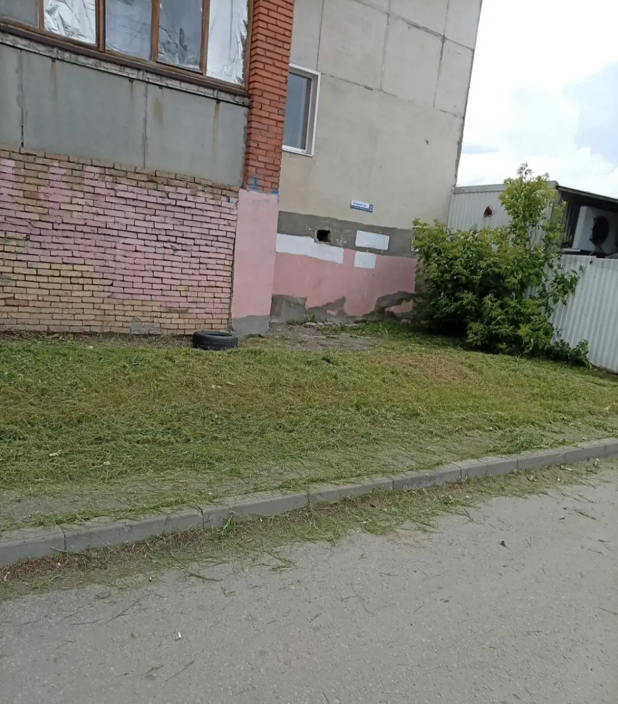 Специалисты привели в порядок двор: выполнили покос газонов, завезли свежий песок на де...