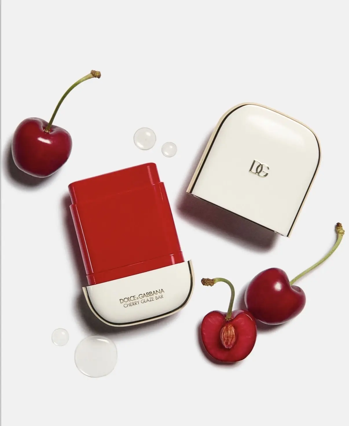 Dolce&Gabbana выпустили новые румяна в формате стика — яркие и летние Cherry Glaze Bar....