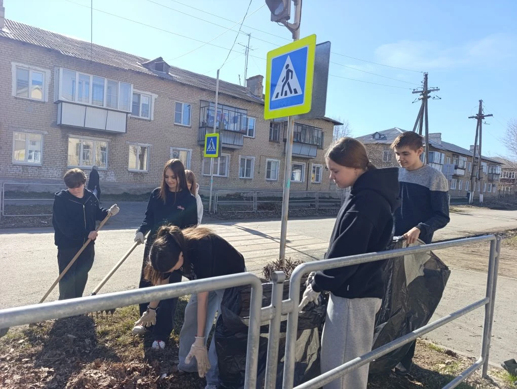 Сегодня в нашей школе прошел замечательный субботник, в котором приняли участие ученики 9-х(а,б),  7