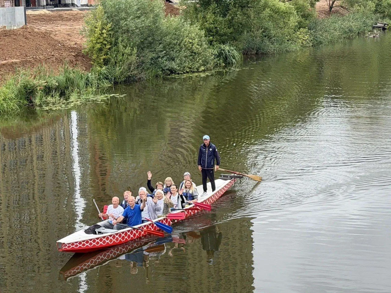 🚣‍♀️ Участники «Активного долголетия» из Пушкино вышли на воду на лодке-драконе. Под руководством т