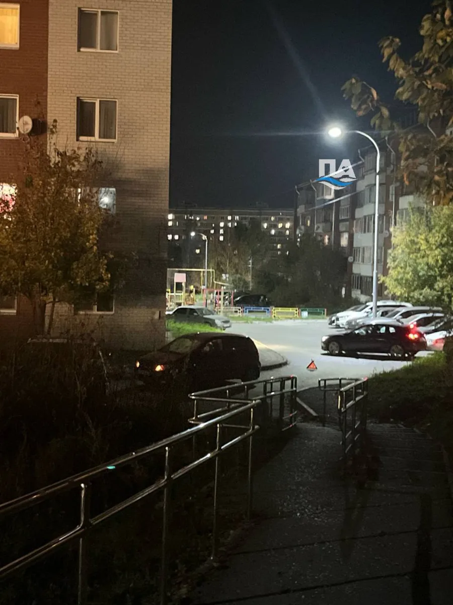 В Арамили подросток на самокате врезался в автомобиль.