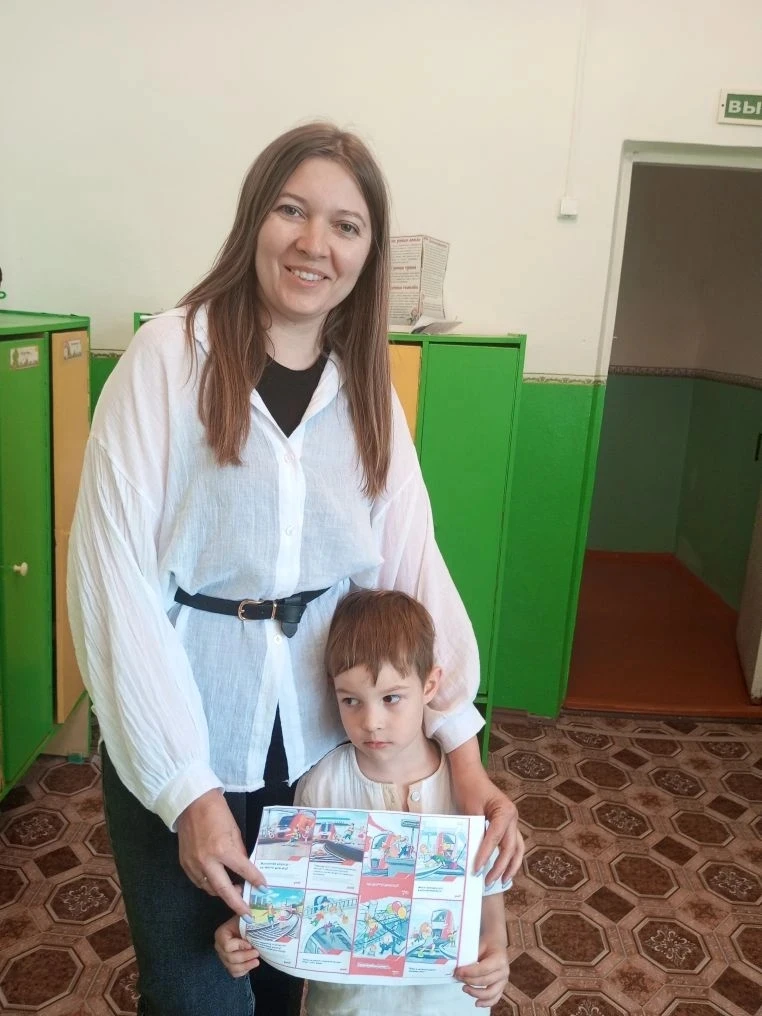 В рамках проведения детского месячника "Уступи дорогу поездам" в младшей группе «Смешарики» была про