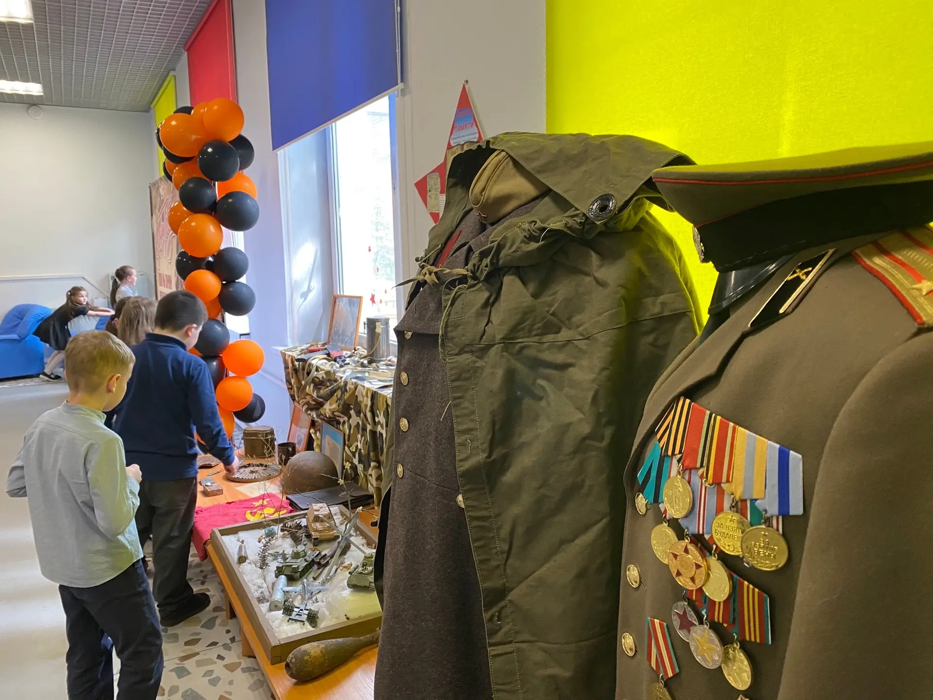 ⭐️Накануне Дня Победы в корпусе начальной школы открылась музейная выставка   На экспозиции собраны 