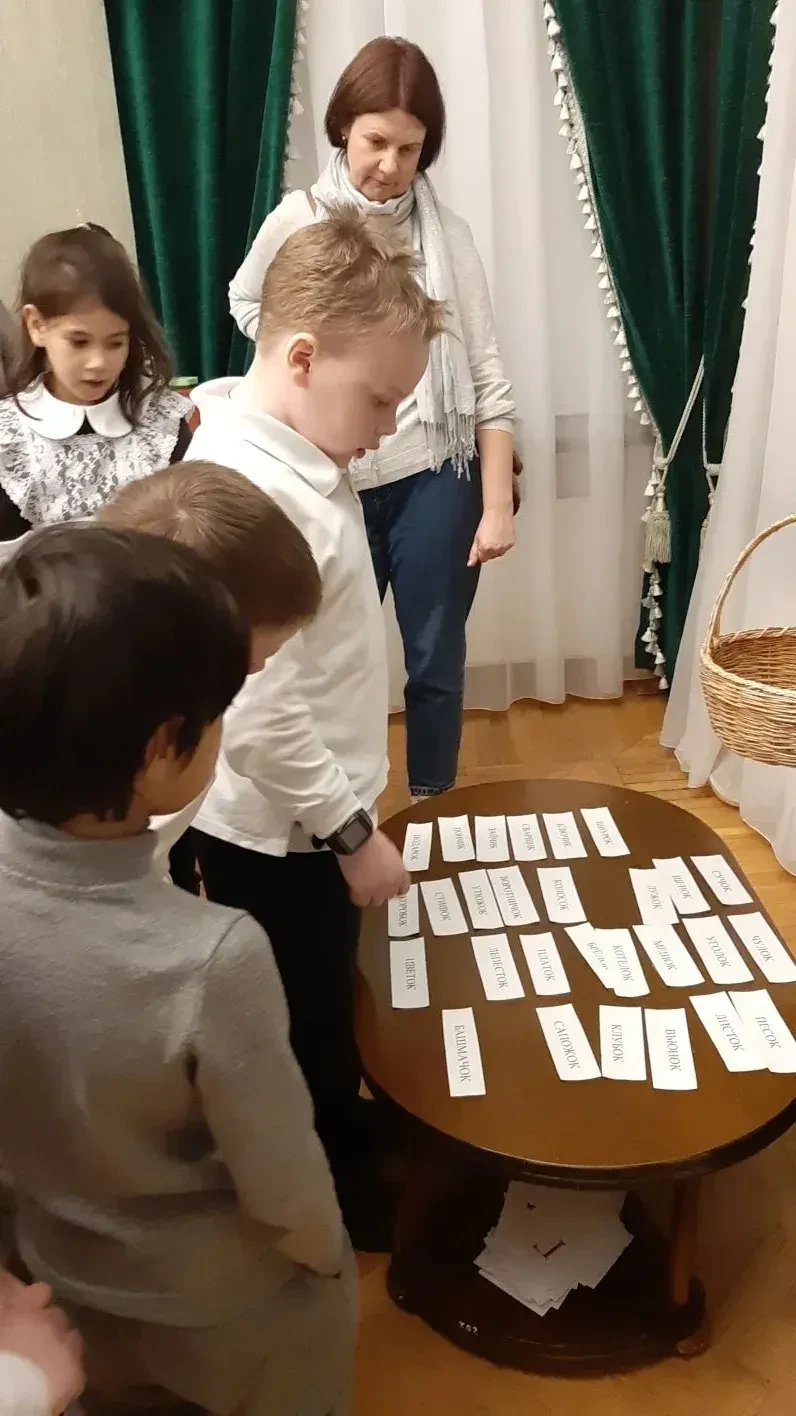 Вчера учащиеся 1"В" класса посетили Литературный музей. Ребята совершили увлекательное путешествие п