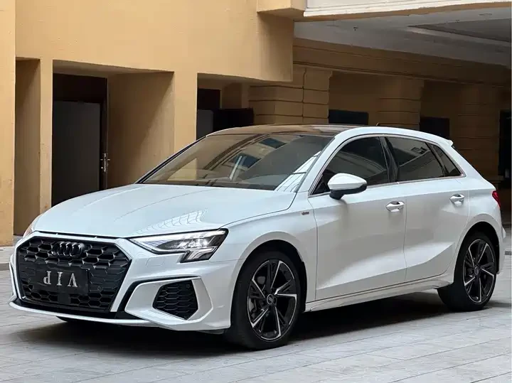 Немецкий премиальный хэтчбек! Audi A3 Sportback — стиль, динамика и спортивный характер.
