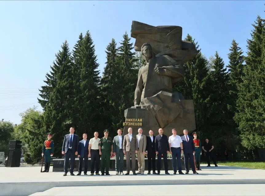 🇷🇺 В Екатеринбурге открыли после реконструкции памятник легендарному разведчику Николаю Кузнецову.