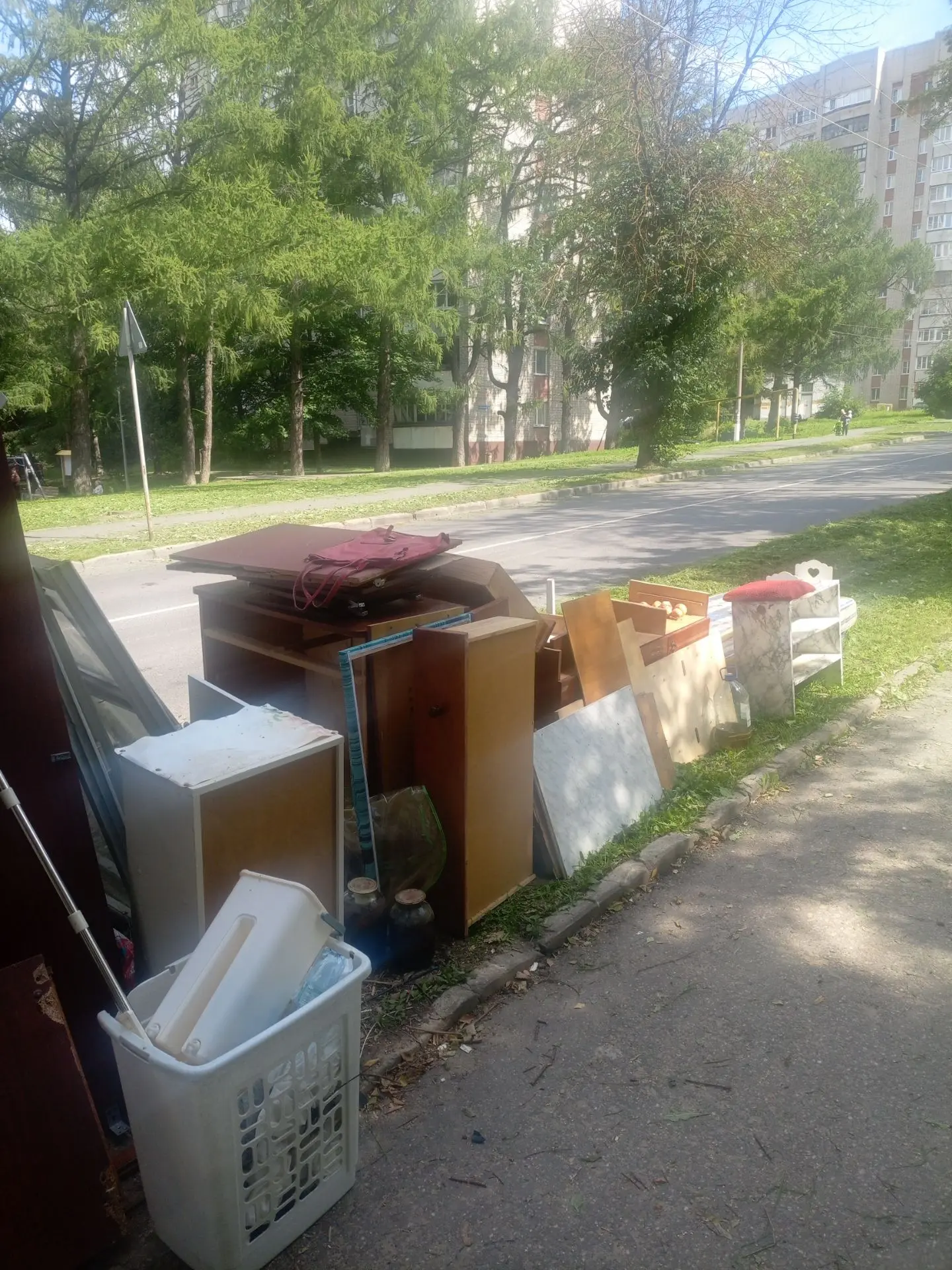Люди научитесь мебель отдавать и продавать, а не выставлять на помойку, она всем мешает!