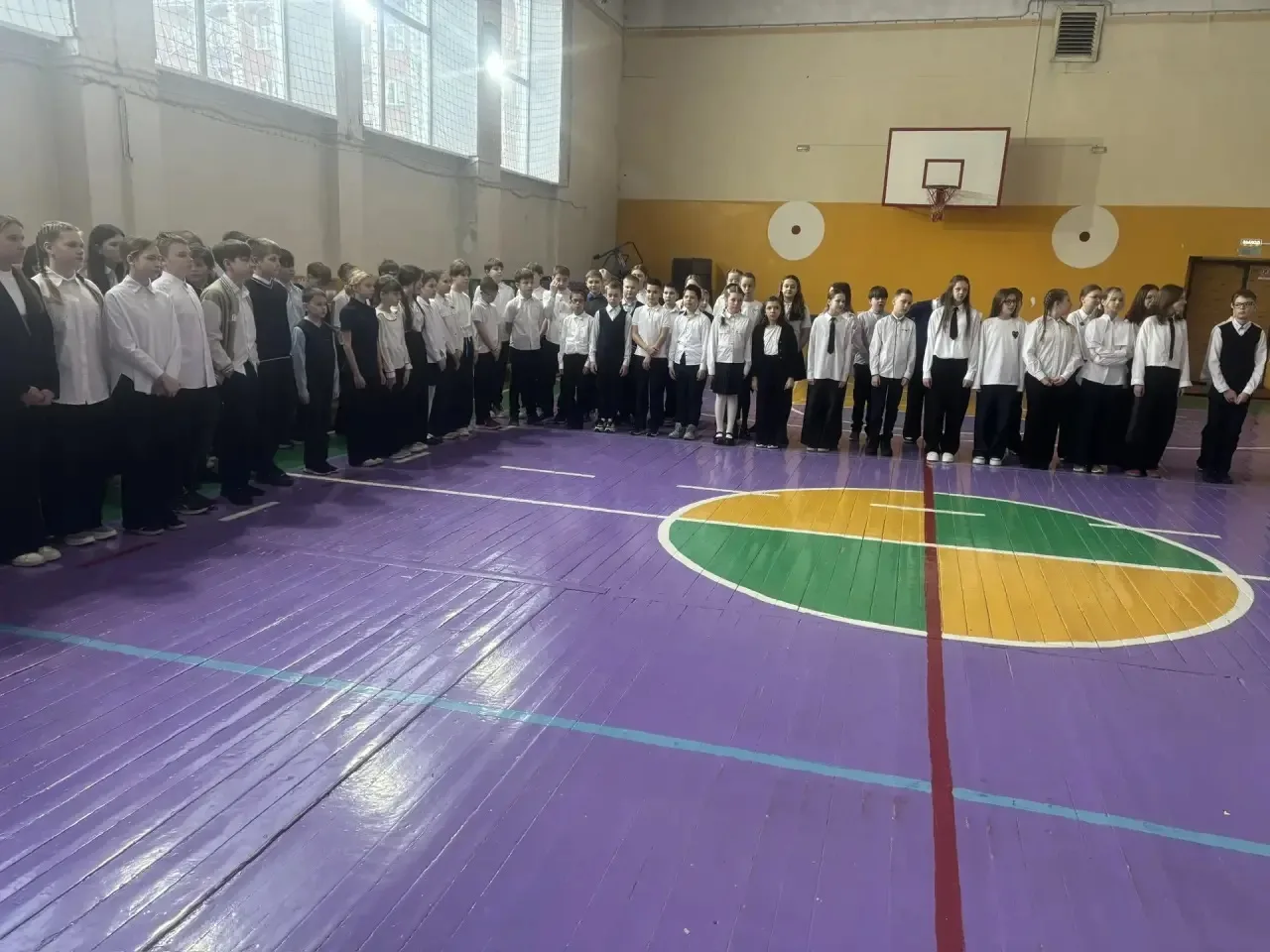 ✨ЛИНЕЙКА ПОДНЯТИЯ ФЛАГА РФ🇷🇺 ✨Новая учебная неделя традиционно началась с торжественной линейки подн