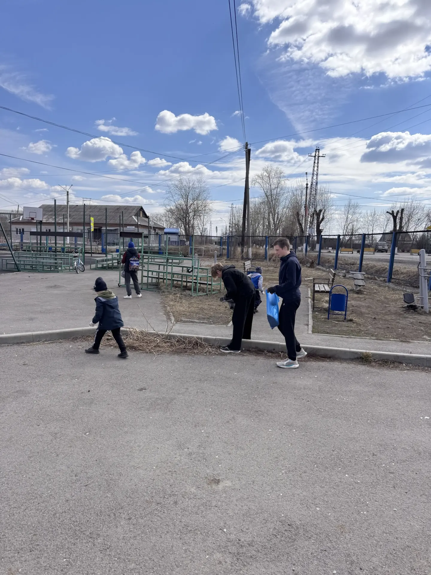 Сегодня 01.05.26 с ребятами шахматного клуба убирали нашу многофункциональную площадку. Выражаю огро