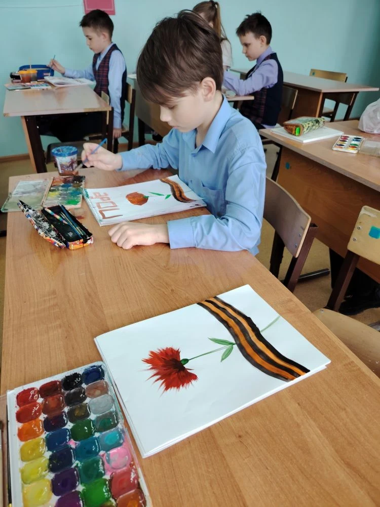 Урок ИЗО ко Дню Победы: ребята создали мини-плакаты-открытки ⁣ В рамках подготовки к празднованию Дн