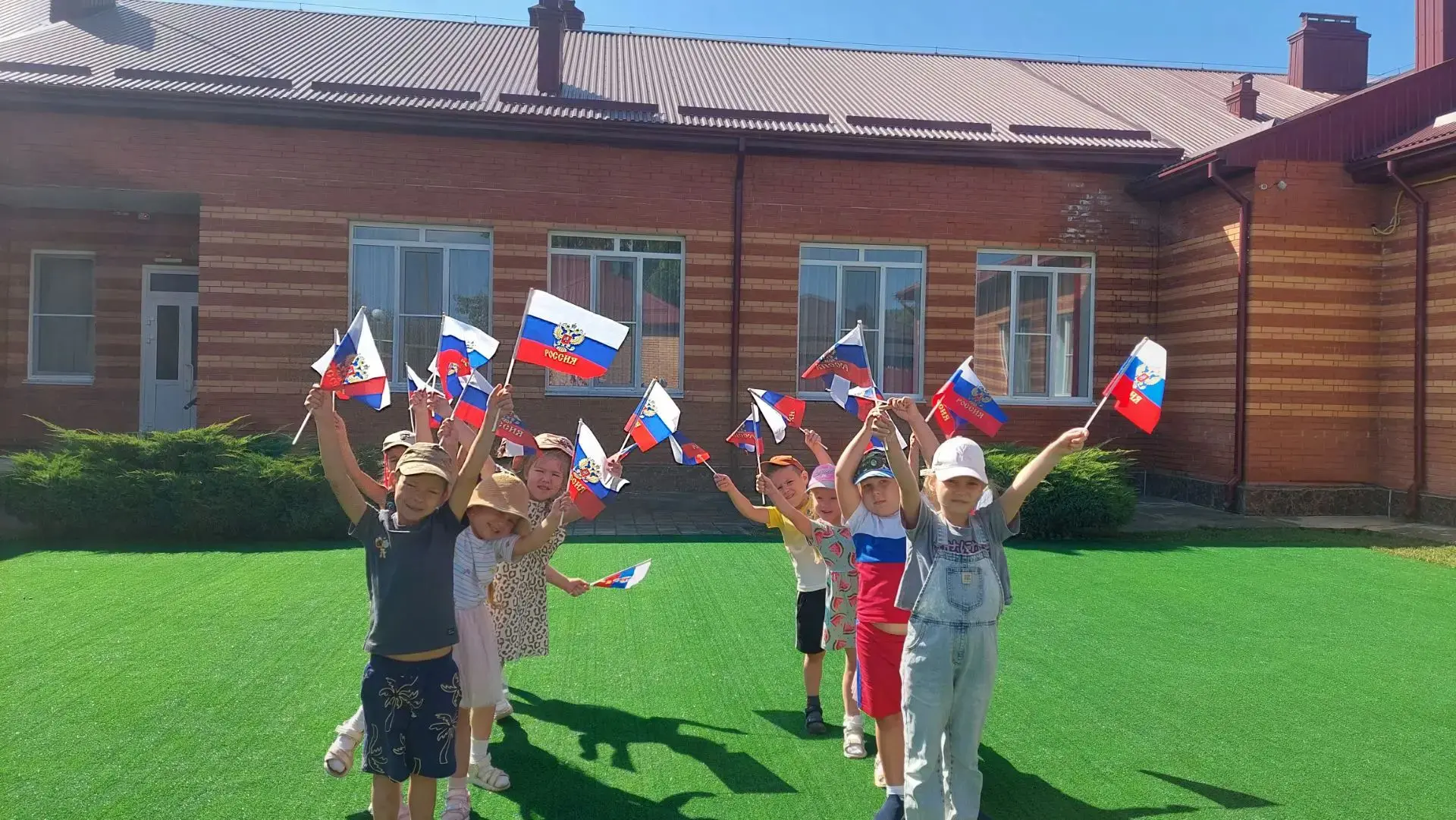 Зарядка ребят логопедической группы в День флага России. 🇷🇺🇷🇺🇷🇺