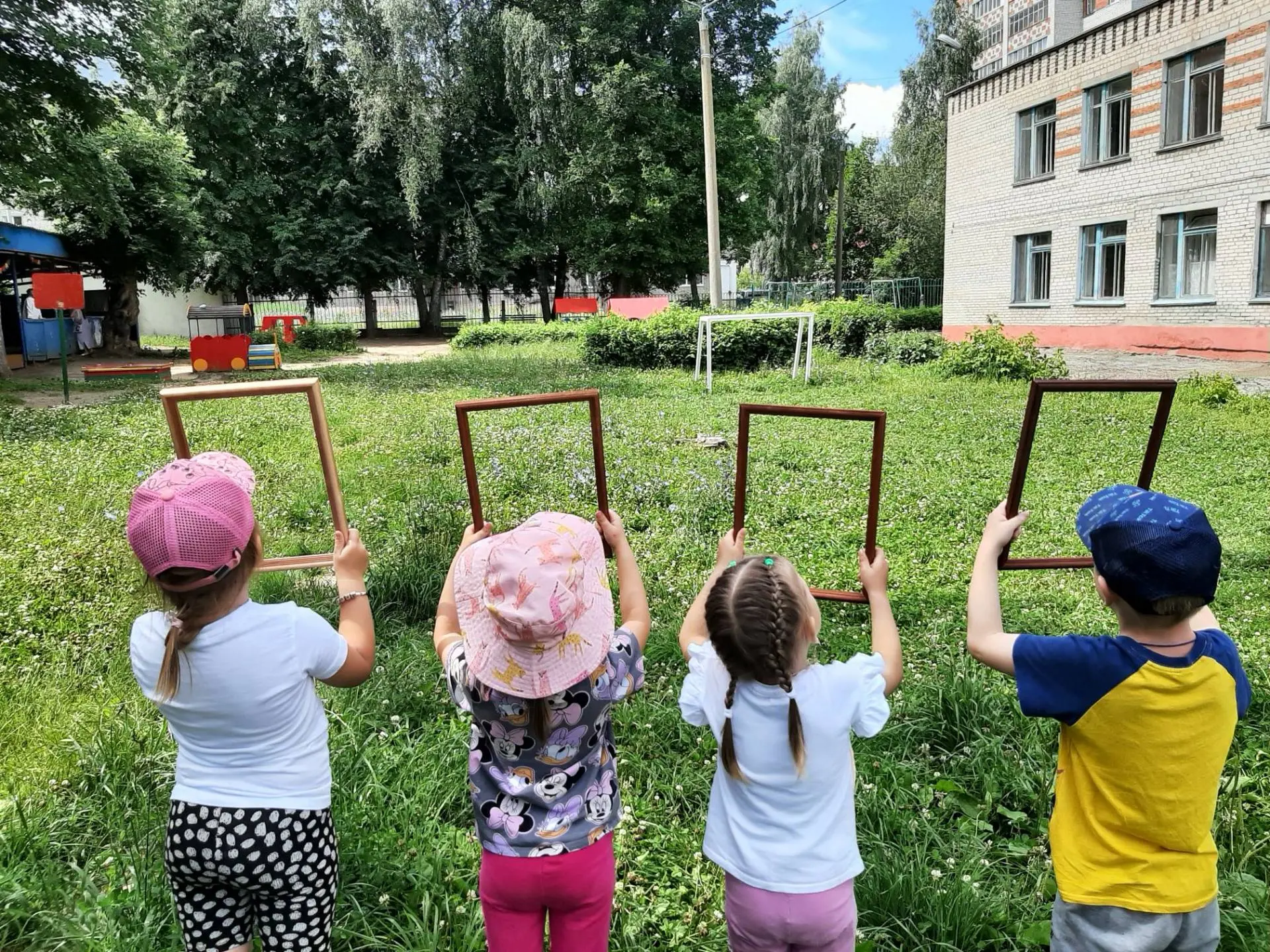 Лето - это не просто сезон, это настоящая палитра эмоций и впечатлений! Наши маленькие исследователи