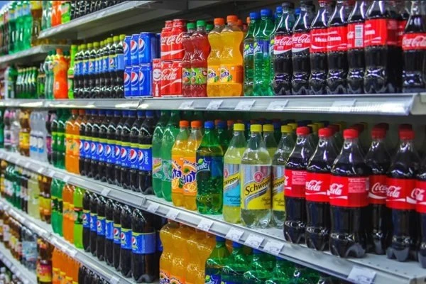 Россияне массово лысеют из-за лимонадов — трихологи бьют тревогу.