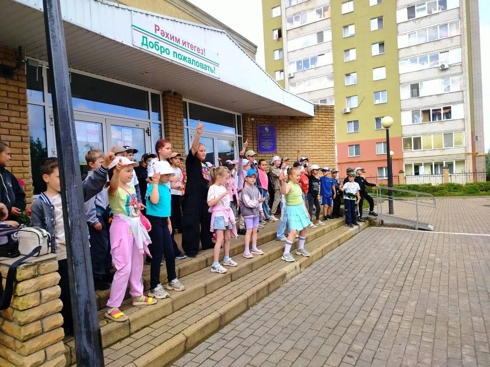 В лагере произошёл переворот! Дети стали вожатыми, а вожатые - детьми🤷‍♀️

День наоборот или день с