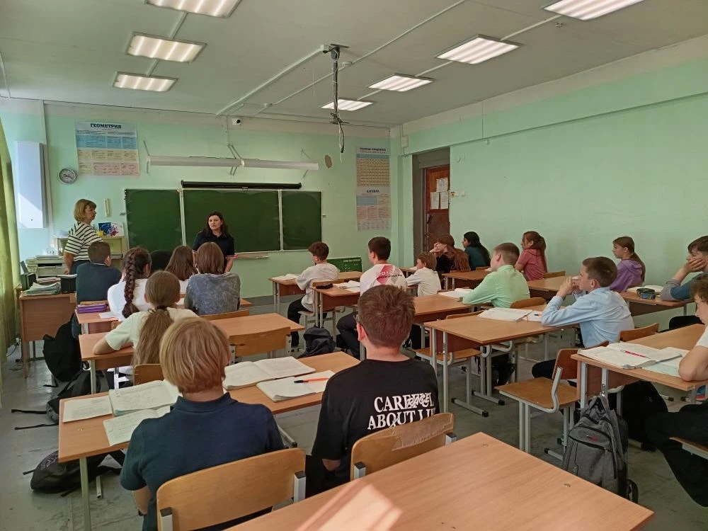 В рамках единого дня профилактики инспектор ПДН Марина Владимировна Кирсова провела важ...