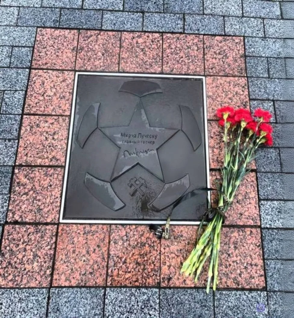 💔На "Аллее славы" у "Донбасс Арены" и в Парке кованых фигур в Донецке местные жители почтили память 