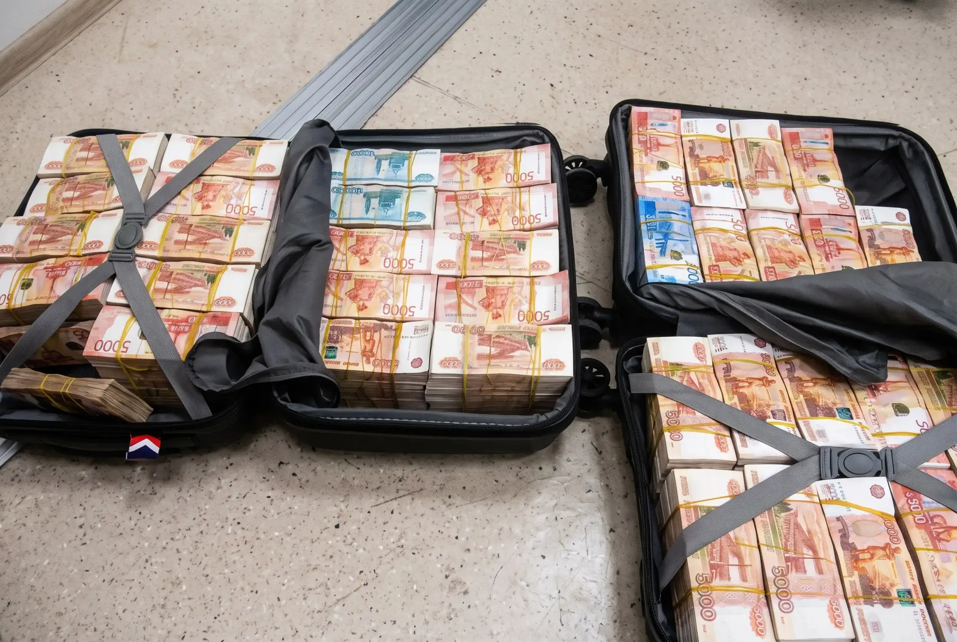 Дагестанские таможенники пресекли нелегальный вывоз 177 млн рублей