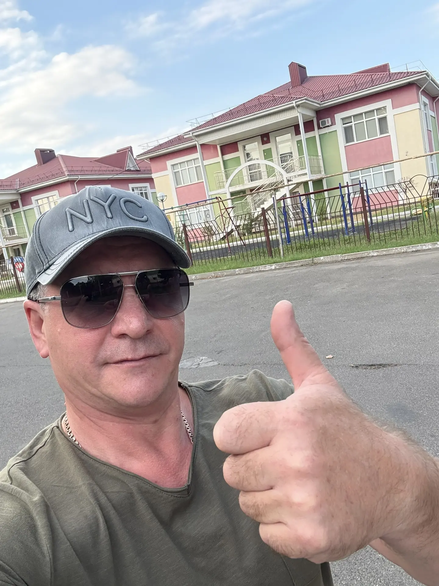 В каждом уголке страны жизнь становится лучше. Строятся современные школы, детские сады...