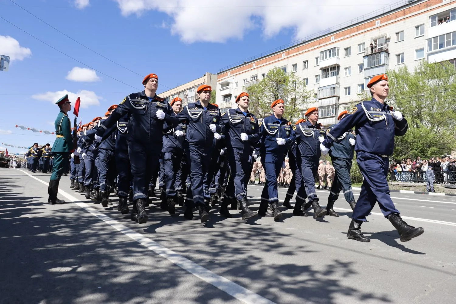 🕯На площади 30-летия Победы прошел торжественный военный парад в честь 81-ой годовщины Победы  Связь