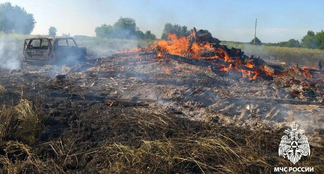 Два нежилых дома и автомобиль сгорели в Верховажском округе ‼️