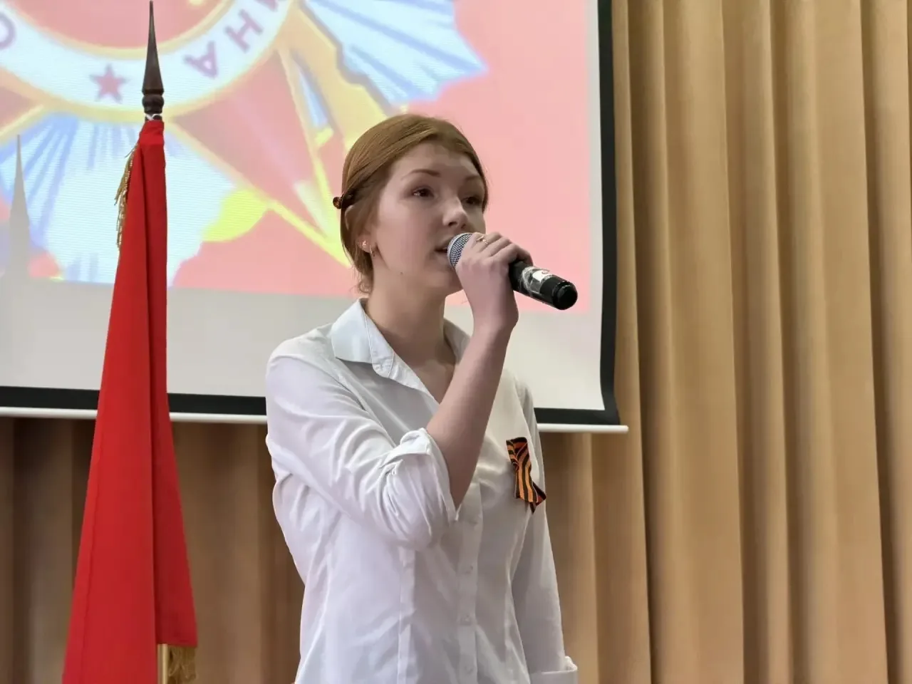 🕊 В преддверии Дня Победы в нашей школе прошёл памятный концерт. Ученики и учителя исполнили: •песни