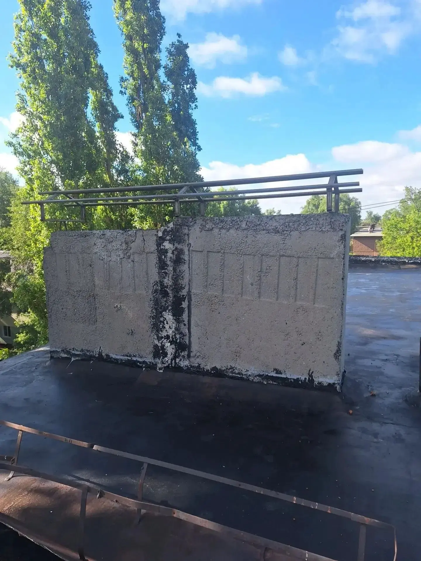 🏠Продолжаются работы по капитальному ремонту крыши МКД по адресу: г.Курск, ул. Краснознаменная, д.1