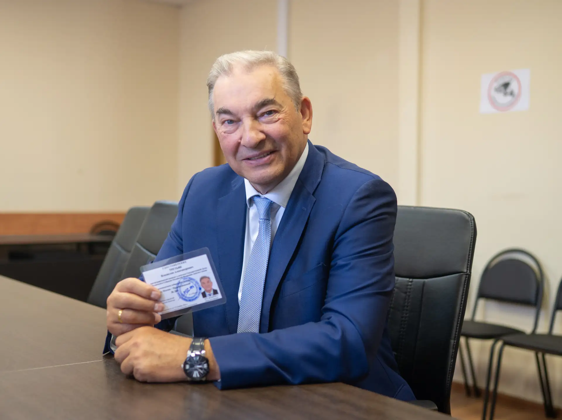 Сегодня окружная избирательная комиссия зарегистрировала Владислава Третьяка как кандидата в депутат