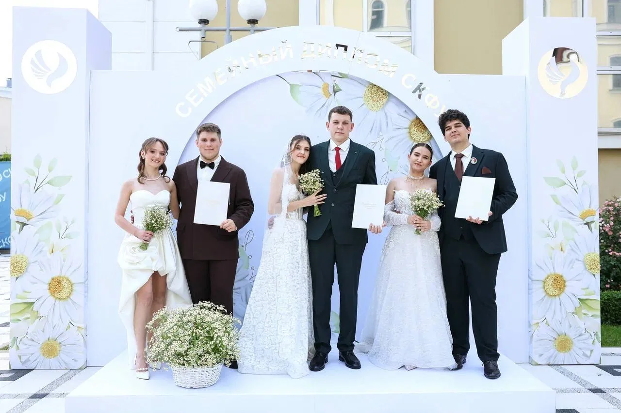 💍 В День семьи, любви и верности в СКФУ поженились три студенческие пары.