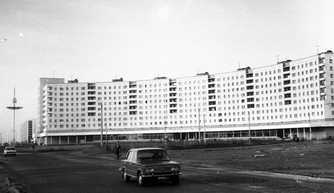 ☺ Утреннее ретро. Пустынная улица Ломоносова и площадь Корабелов.