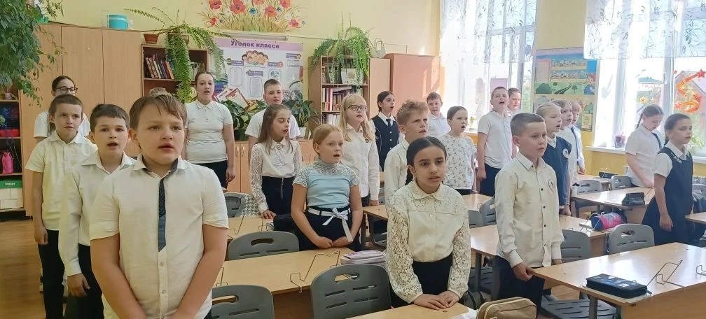 18 мая новая учебная неделя началась традиционно с поднятия флага, исполнения гимна РФ и Разговоров 