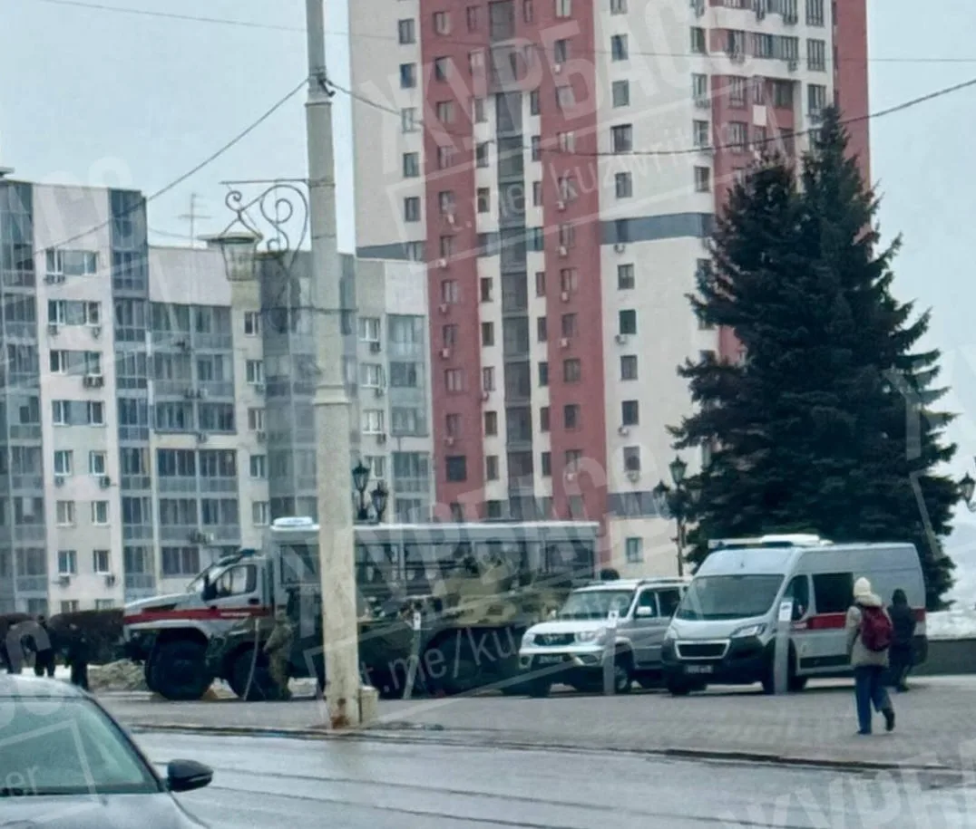 Читатели сообщают о машинах, в том числе боевых, которые заметили у Филармонии. По одно...