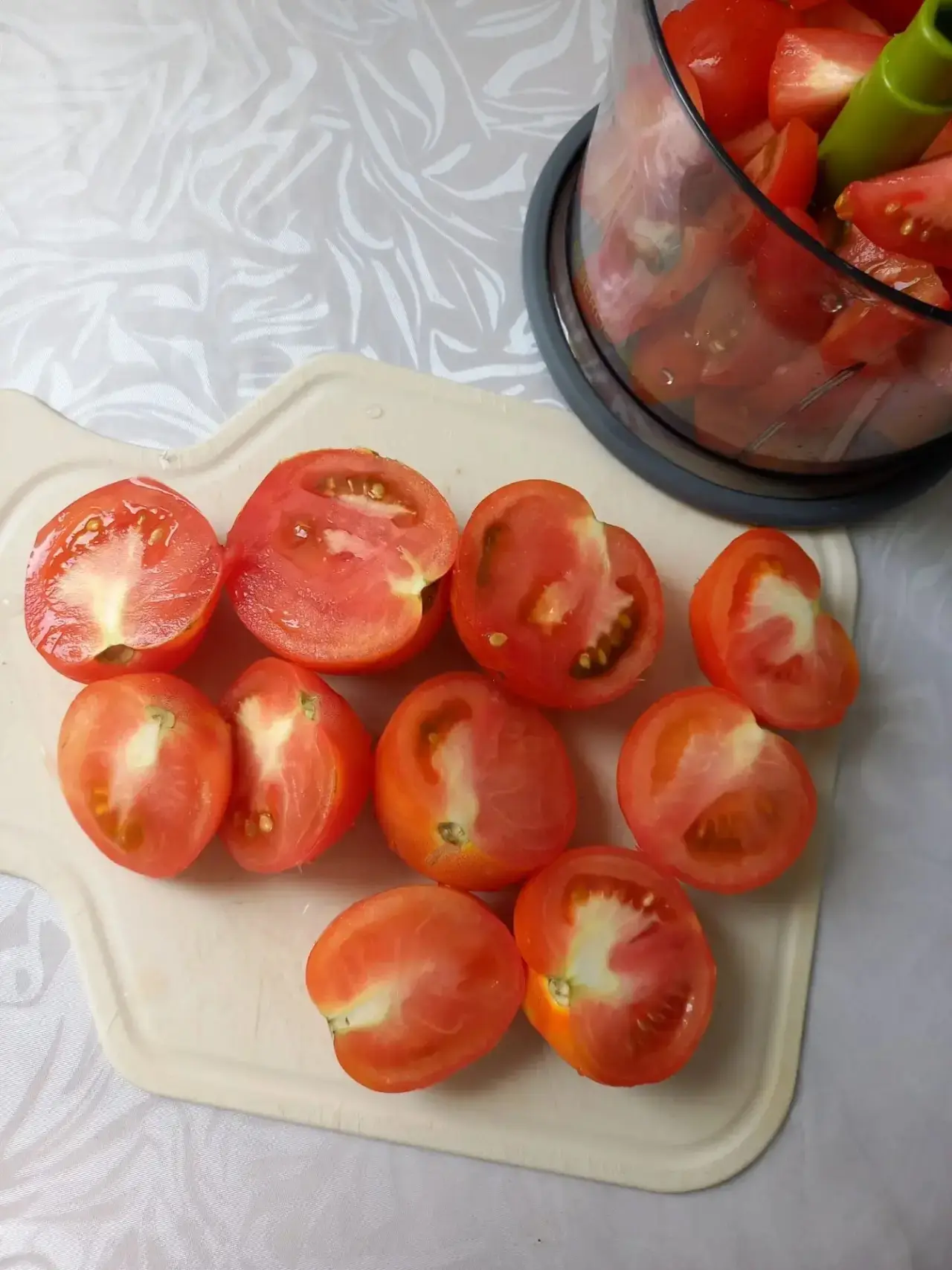 Помидорлар 🍅 күпләп җитешкән вакытта, артыгын шушылай ваклап туңдыргычка куям. Кыш көне ашларга, ик