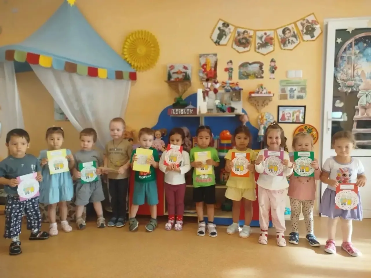 Золотые ладошки для золотого возраста: малыши из группы «Солнышко» поздравили старшее п...