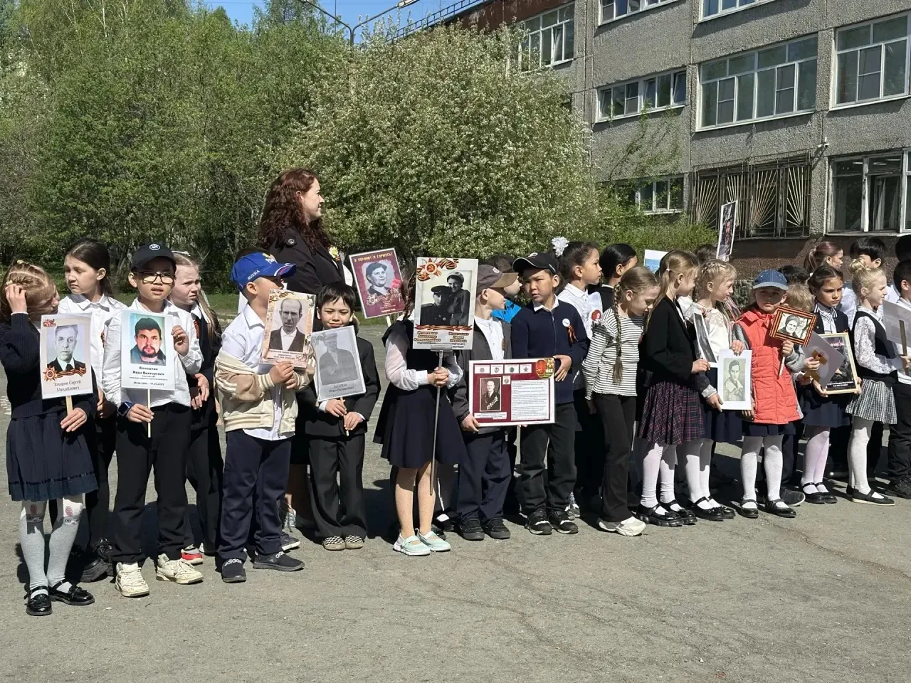 🕯️ Сегодня в нашей школе прошла акция «Бессмертный полк» 🕯️  Наши самые юные ученики — те, кто тольк