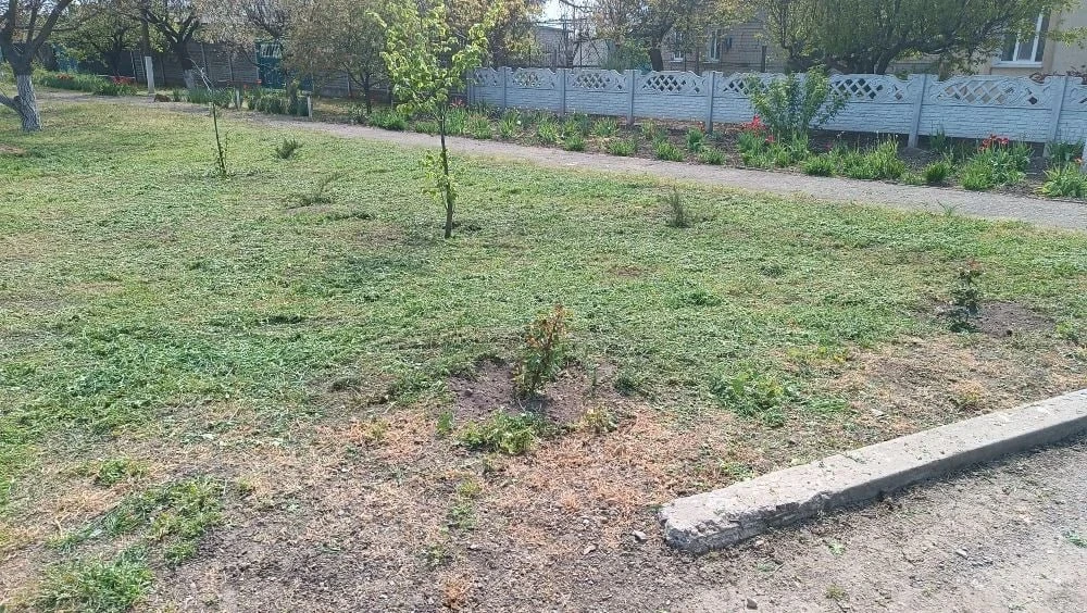 В селе Обильное продолжаются работы по благоустройству территории  Сотрудники МБУ «Жилсервис» наводя