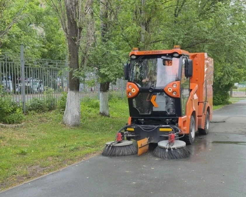 Продолжаются работы по благоустройству Ленинского района. В работах задействовано 23 единицы спецтех